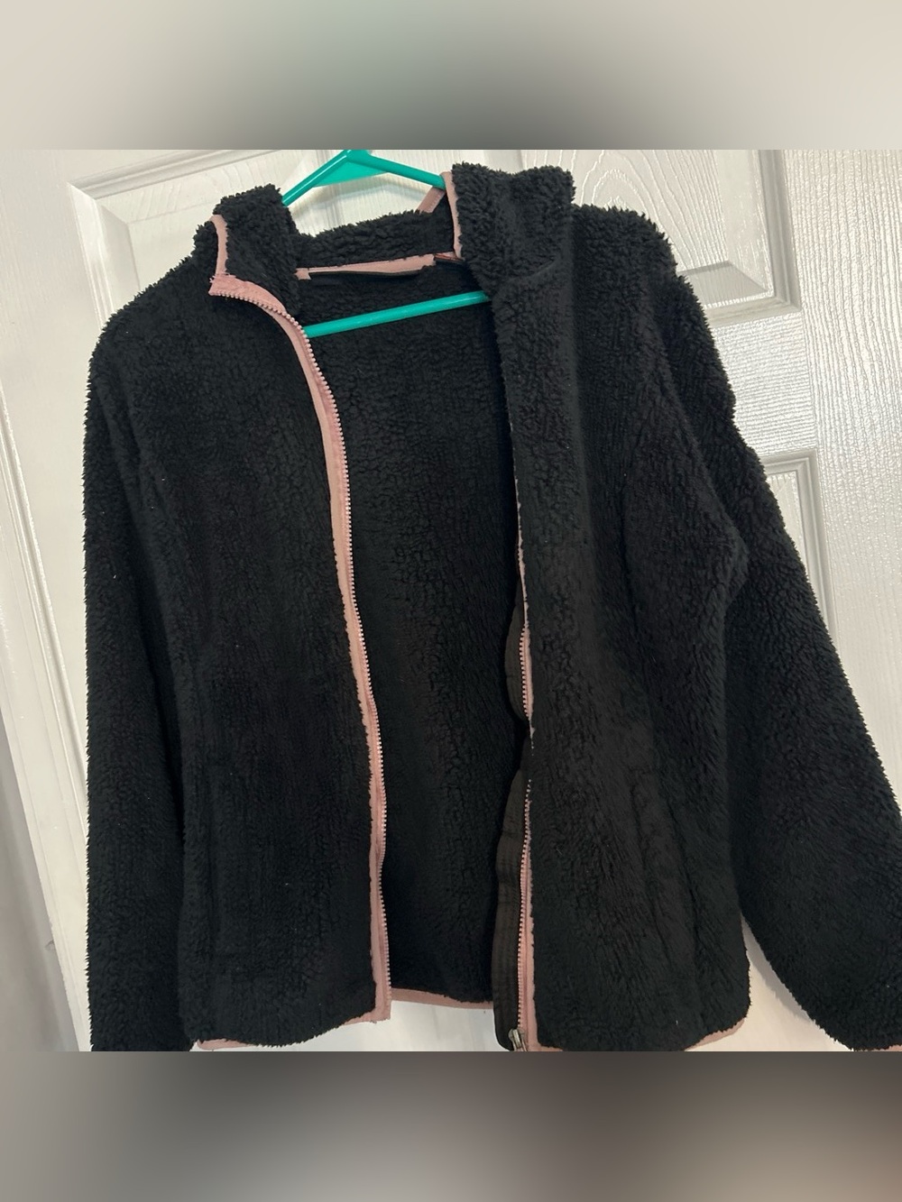Kids Free Country
Plush Sherpa Jacket with Hood - Black with Pink Trim